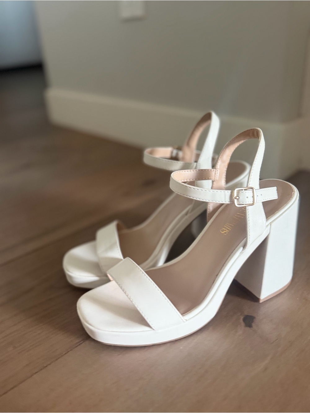 Women’s White Block Heel Ankle Strap Sandals, Dream Pairs - Size 9